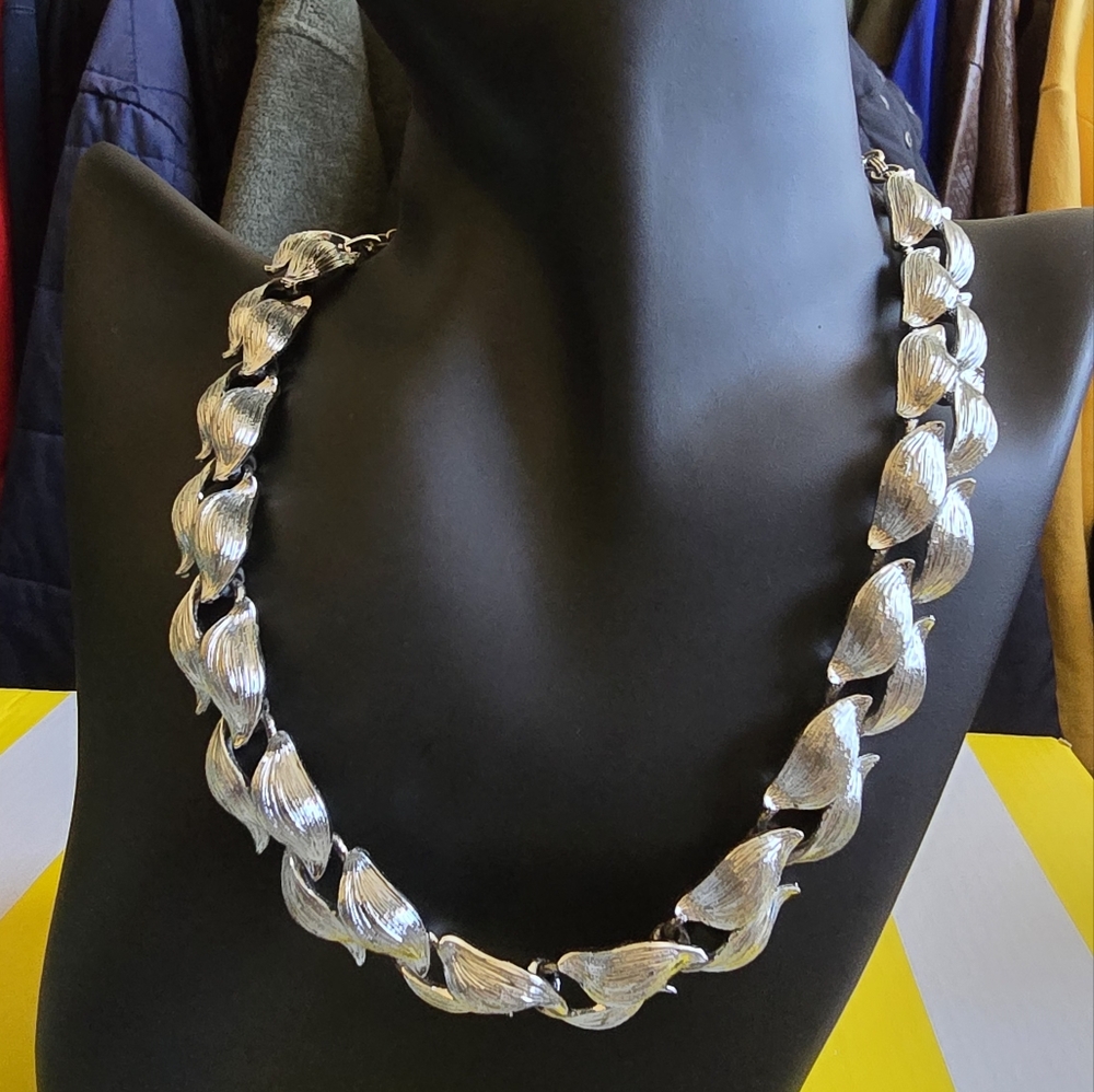 Lisner Silver Tone Leaf Necklace